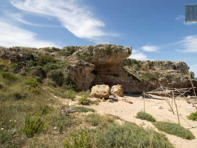 ...ci accorgiamo infatti di esserci imbattuti in uno dei pochi punti sabbiosi di tutta Polignano: la �cala di Pozzo Vivo�